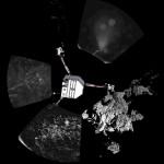 Le premier panorama obtenu par les caméras de CIVA-P le 13 novembre 2014 à la surface de la comète 67P/Churyumov-Gerasimenko ; une représentation de Philae a été ajoutée avec son orientation supposée. Crédits : ESA/Rosetta/Philae/CIVA.
