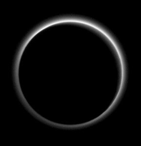 L'atmosphère de Pluton vue par New Horizon lors de son départ de Pluton